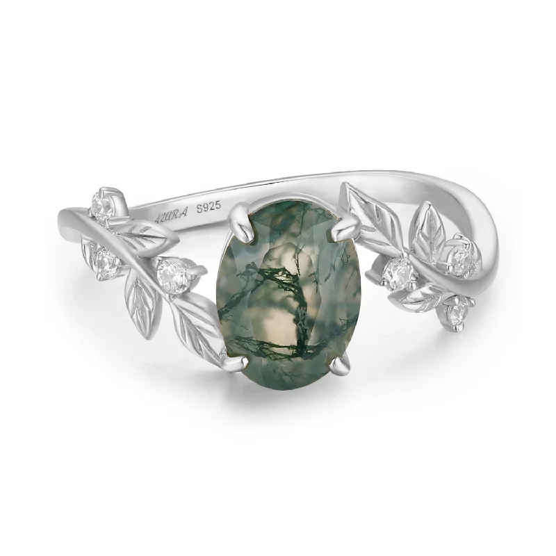 Between the Leaf Oval Moss Agate Ring©